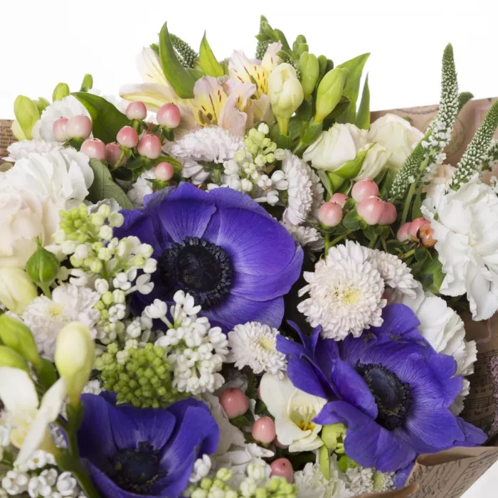Букет из анемона, кустовой розы и сирени