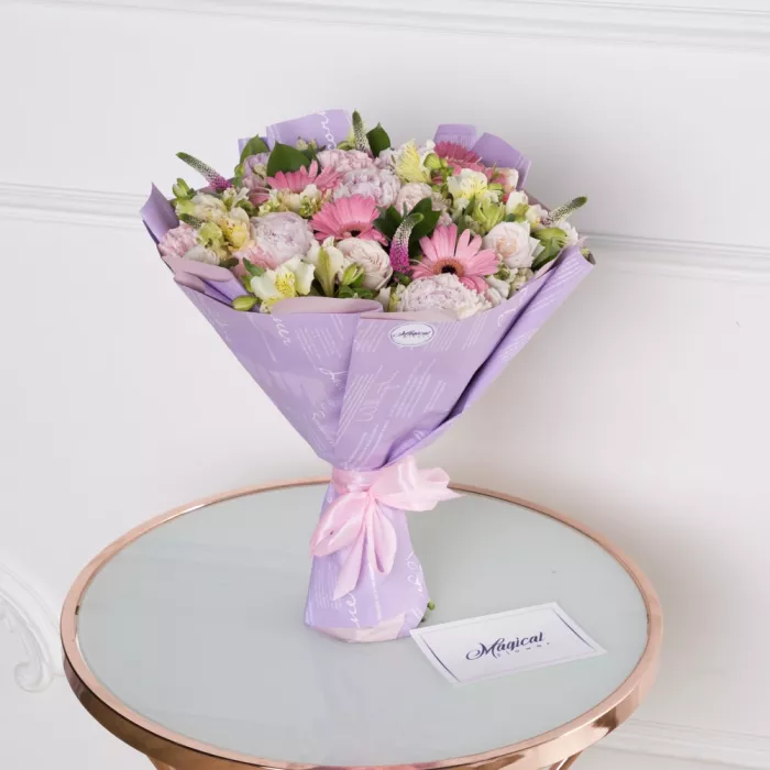 Букет из пионов, гвоздик и гербер