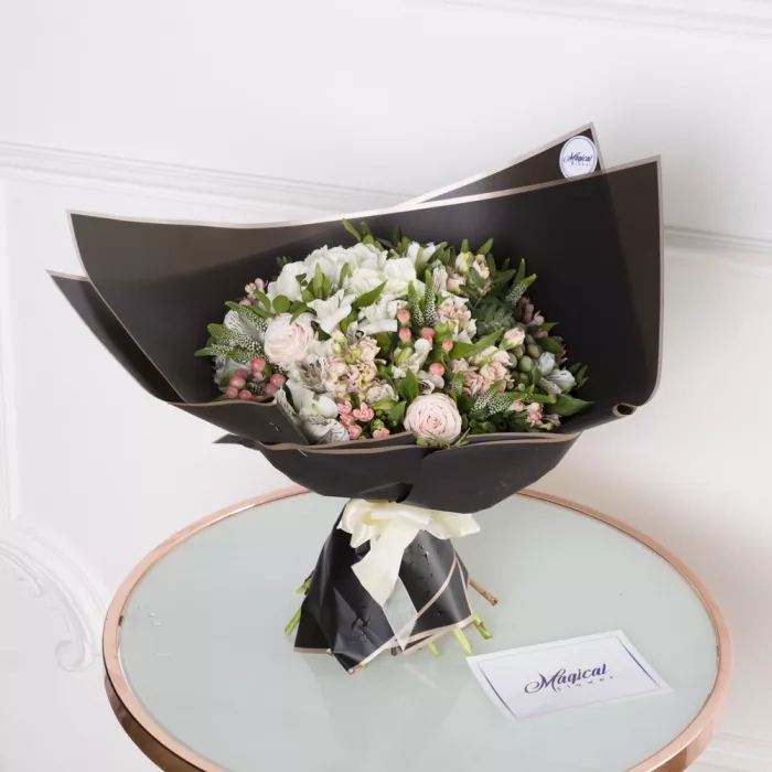 Букет из гортензии, розы и маттиолы