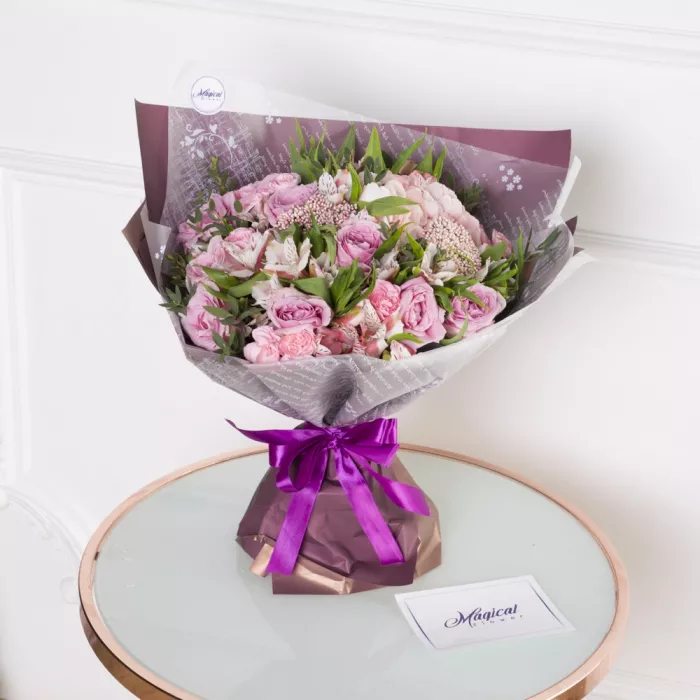 Букет с розами, диантусами и альстромериями