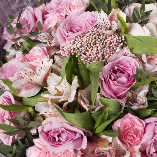 Букет на День матери с розами, диантусами и альстромериями