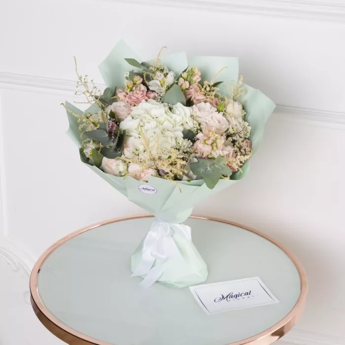 Букет с гортензией, кустовой розой и маттиолой Букет с гортензией, кустовой розой и маттиолой