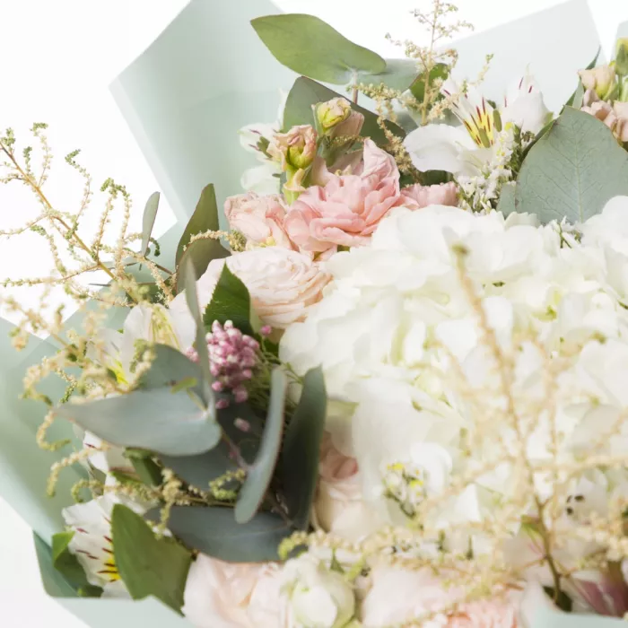 Букет с гортензией, кустовой розой и маттиолой Букет с гортензией, кустовой розой и маттиолой