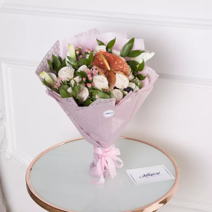 Букет с антуриумом, кустовыми розами и каллами