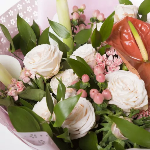 Букет на День матери с антуриумом, кустовыми розами и каллами