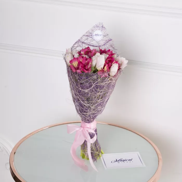 Букет с белыми тюльпанами и альстромерией