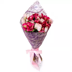 Букет с белыми тюльпанами и альстромерией