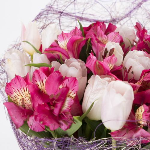Букет на День матери с белыми тюльпанами и альстромерией