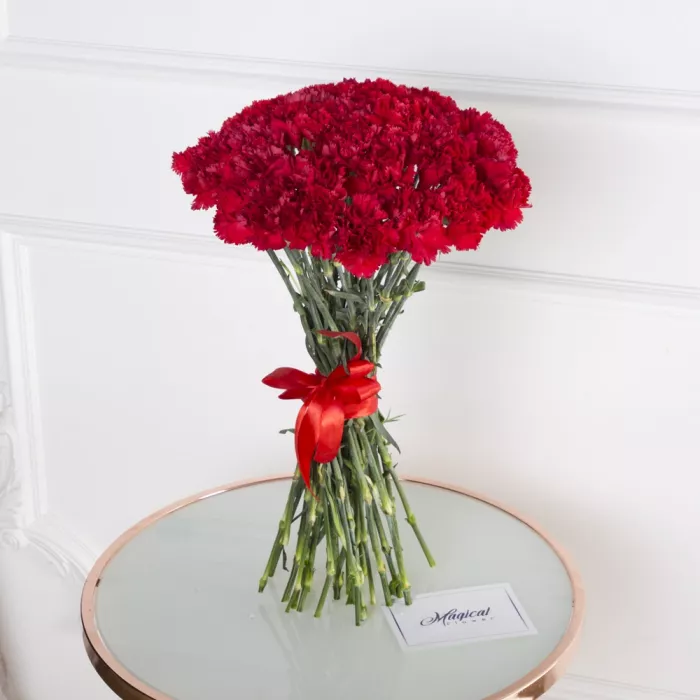 35 красных гвоздик