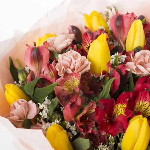 Букет на День матери с альстромериями и тюльпанами