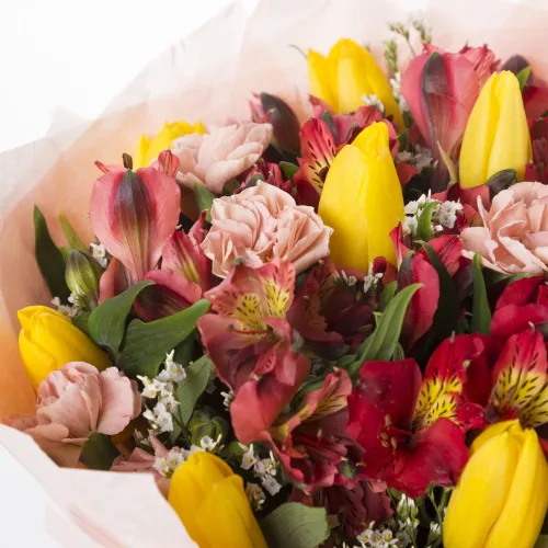 Букет на День матери с альстромериями и тюльпанами