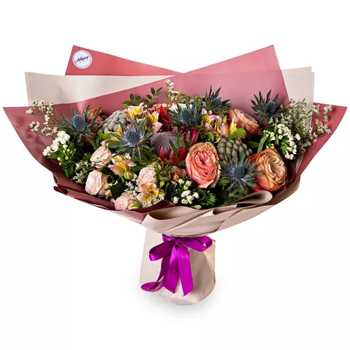 Букет с розами, протеей и брунией