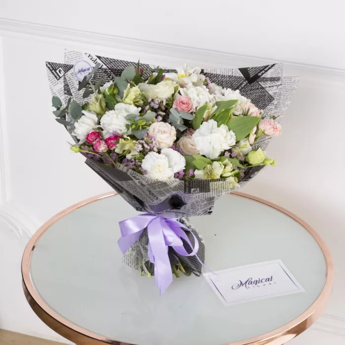 Букет с розами, альстромериями и гортензиями