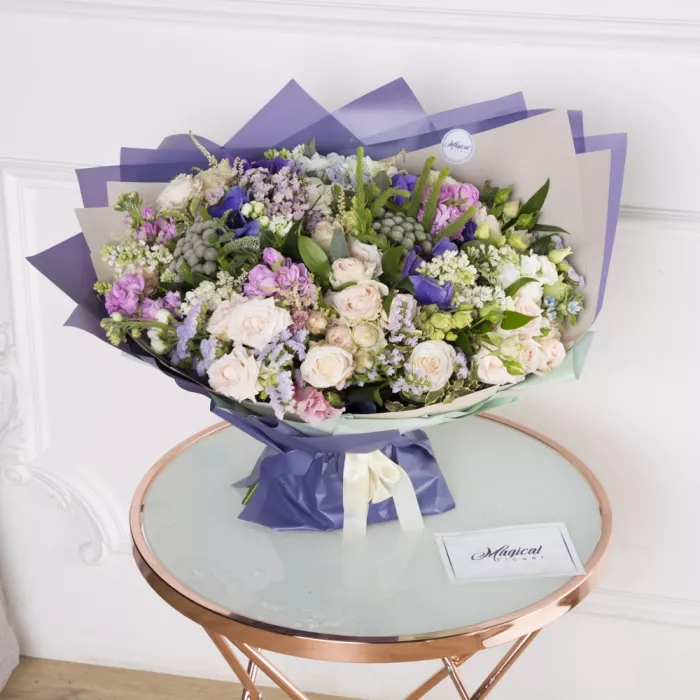 Букет из роз, эустомы и маттиолы