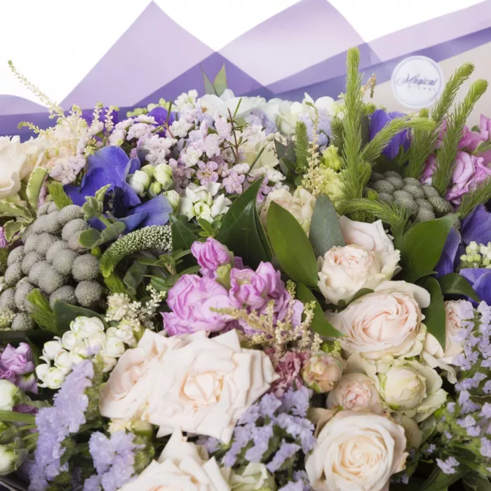 Букет из роз, эустомы и маттиолы