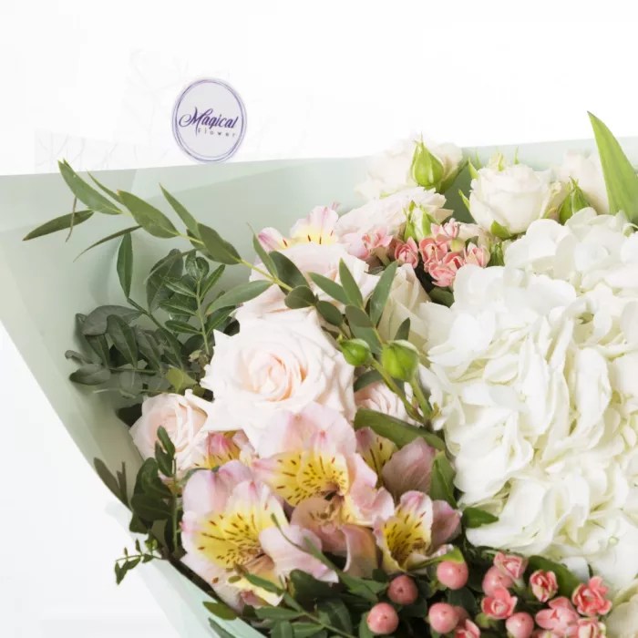 Букет из гортензии, кустовой розы и альстромерии