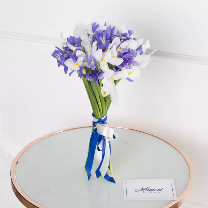 Букет из 11 разноцветных ирисов