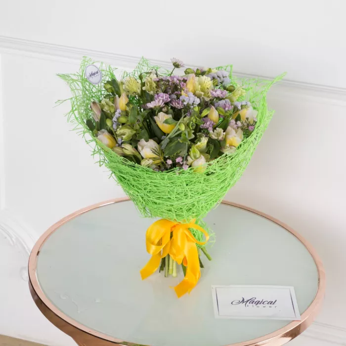 Букет из альстромерий и тюльпанов