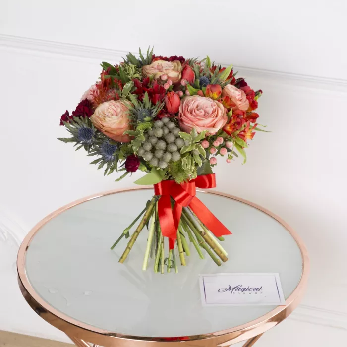 Букет с розами и эрингиумом