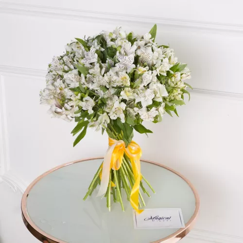 Букет цветов для жены из 35 белых альстромерий