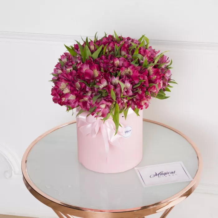 35 альстромерий в шляпной коробке