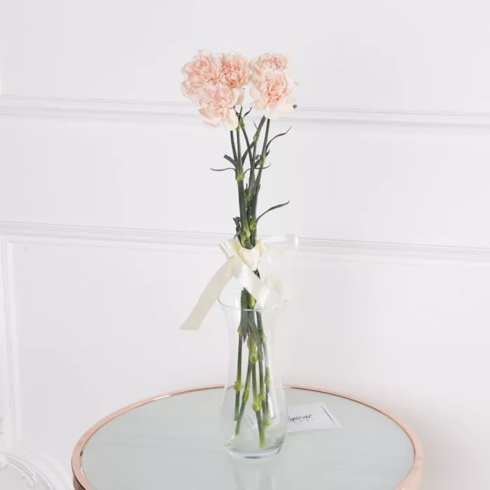 5 кремовых гвоздик