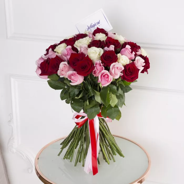 75 разноцветных роз Эквадор 70 см