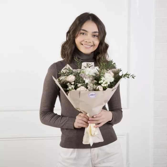 Букет с гортензией, розами и рускусом