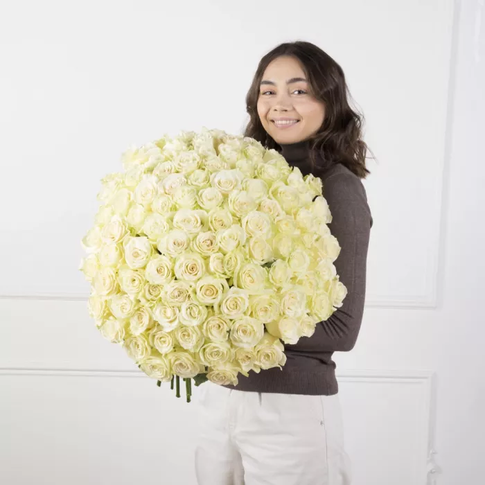 101 белая роза Эквадор 70 см