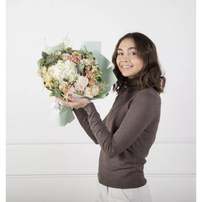 Букет с гортензией, кустовой розой и маттиолой Букет с гортензией, кустовой розой и маттиолой