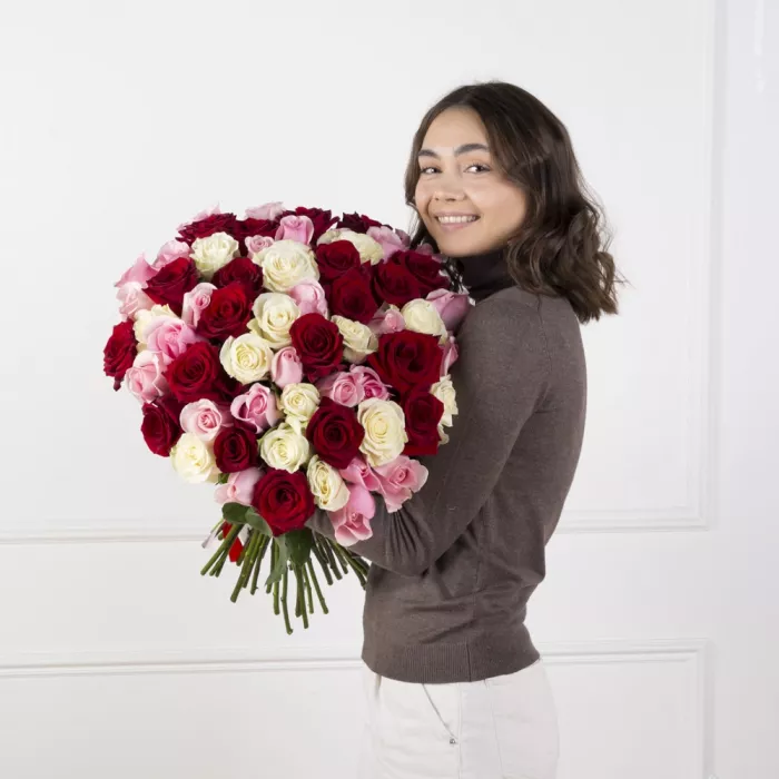 75 разноцветных роз Эквадор 70 см