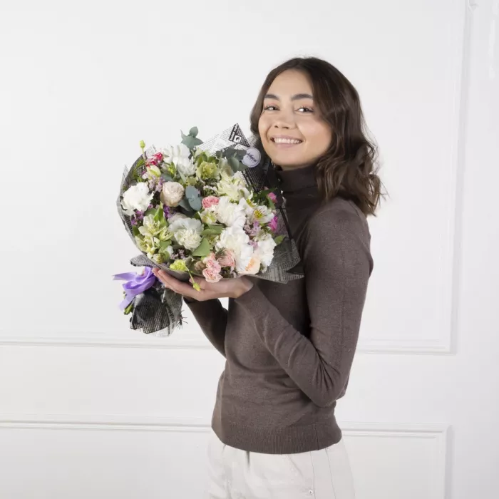 Букет с розами, альстромериями и гортензиями