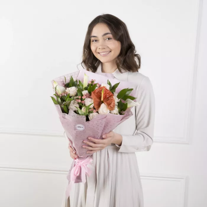 Букет с антуриумом, кустовыми розами и каллами