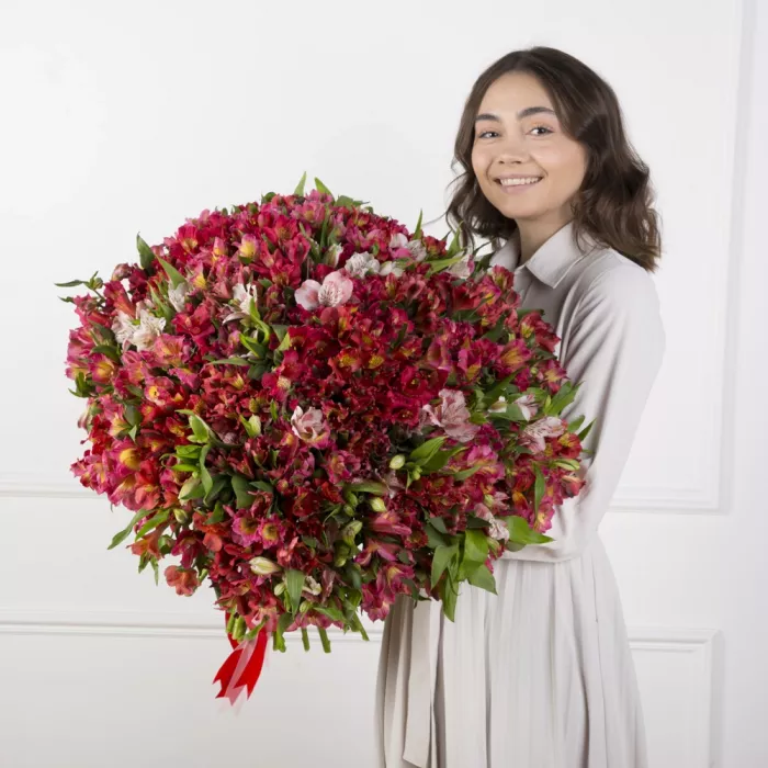 Букет из 101 разноцветной альстромерии