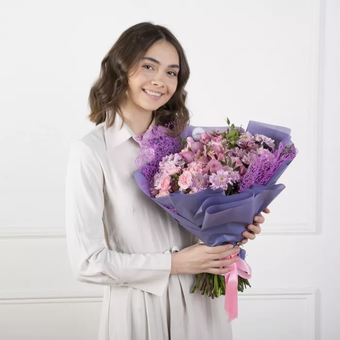 Букет из альстромерий и хризантем