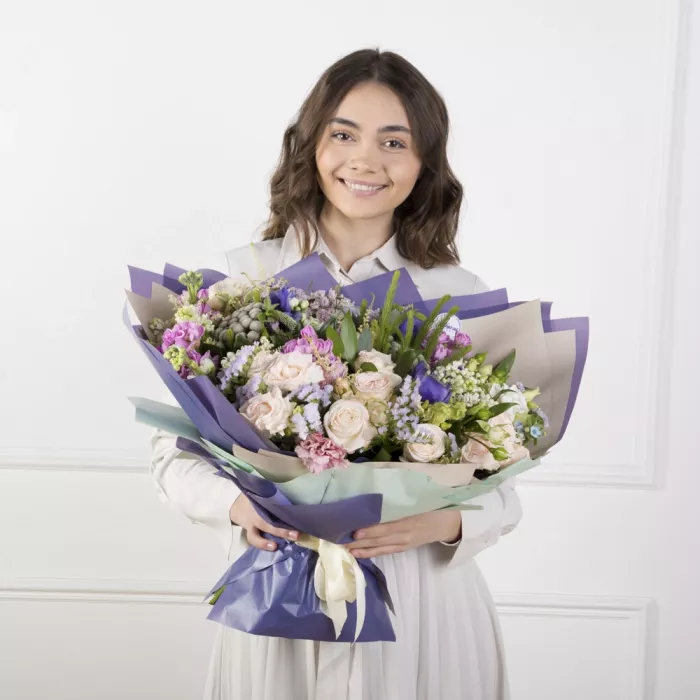 Букет из роз, эустомы и маттиолы