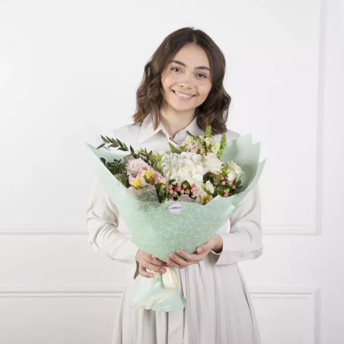 Букет из гортензии, кустовой розы и альстромерии