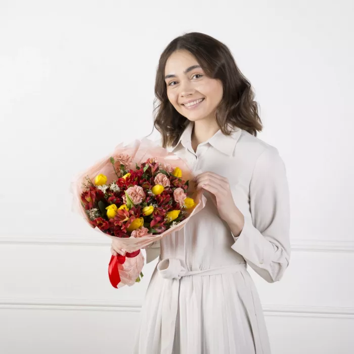 Букет с альстромериями и тюльпанами