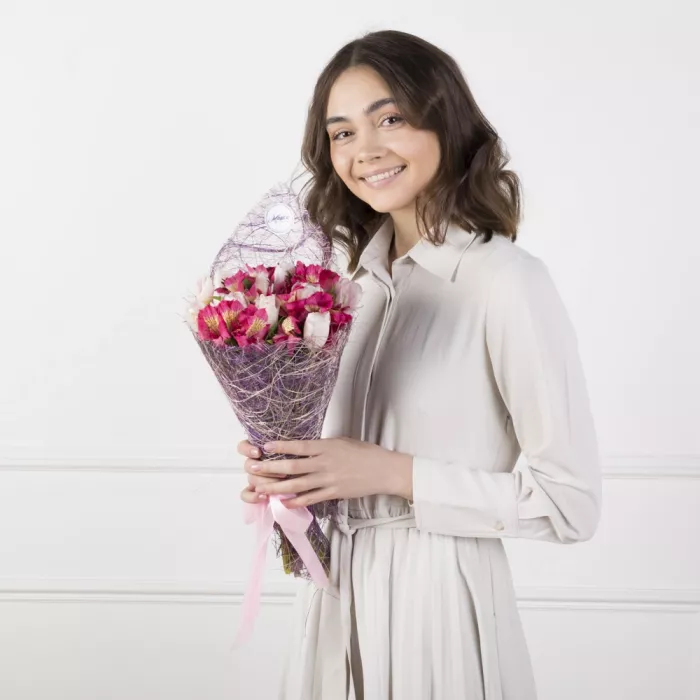 Букет с белыми тюльпанами и альстромерией