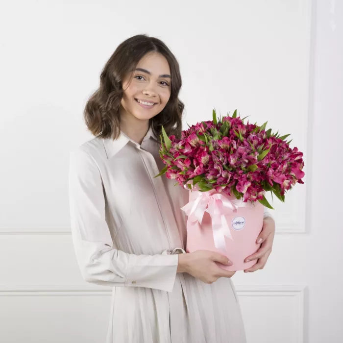 35 альстромерий в шляпной коробке