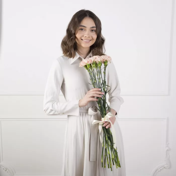 11 кремовых гвоздик