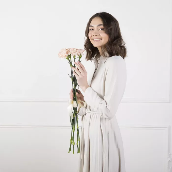 5 кремовых гвоздик