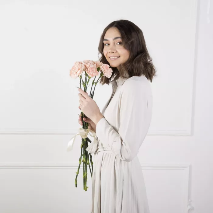 7 кремовых гвоздик