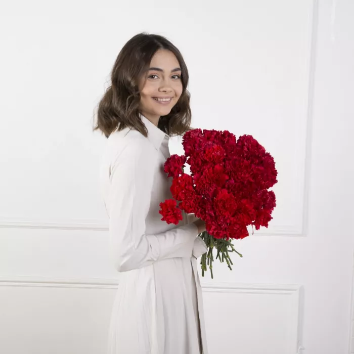 35 красных гвоздик