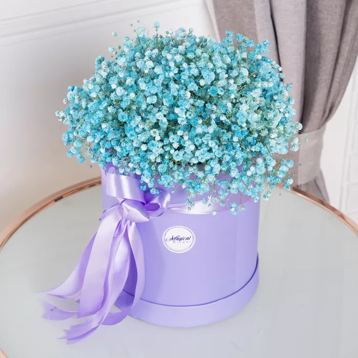 11 бирюзовых гипсофил в шляпной коробке