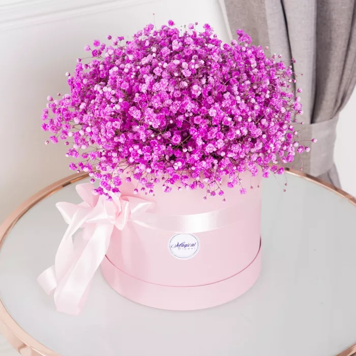 11 розовых гипсофил в шляпной коробке