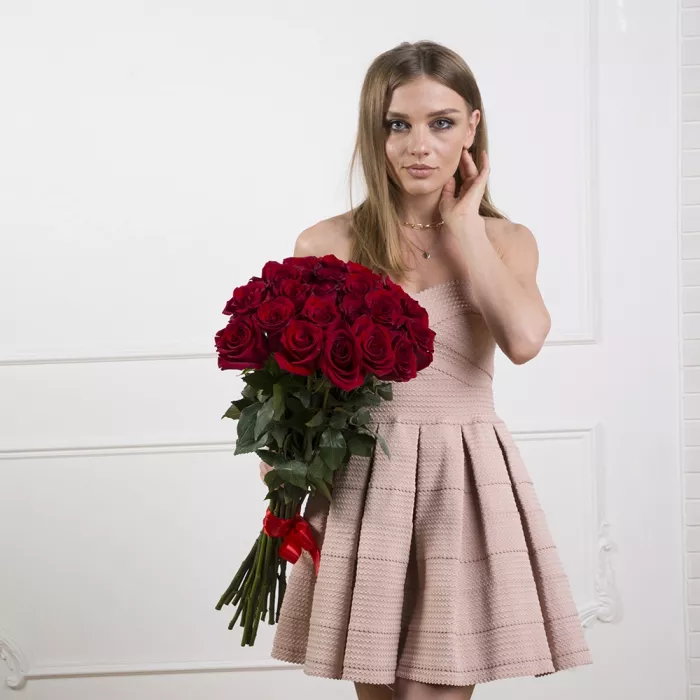 19 красных роз Эквадор 70 см