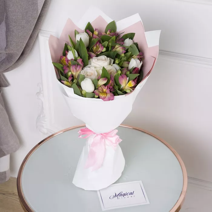 Букет из роз и тюльпанов и альстромерий