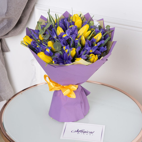 Букет цветов на свидание из тюльпанов, ирисов и эвкалипта