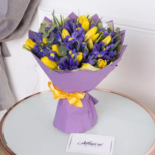 Цветы для любимой из тюльпанов, ирисов и эвкалипта